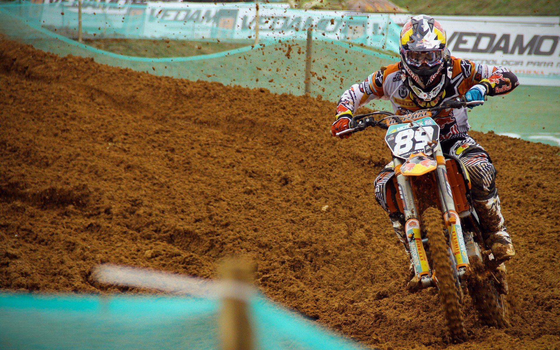 UFC 325，图瓦萨重拳撼动特谢拉，老将传奇之夜险遭终结